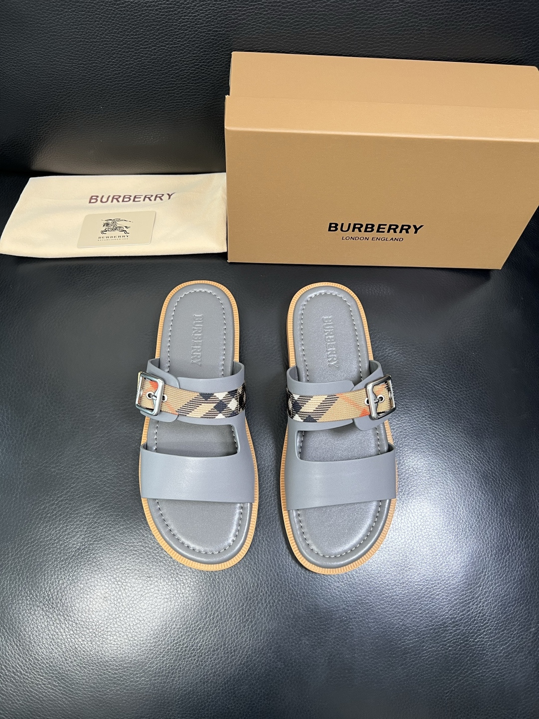 BURBERRY 顶级工艺品 巴宝莉 拖鞋专柜同步，原厂配置意大利进口牛皮面料，高品质复杂拼接工艺，进口