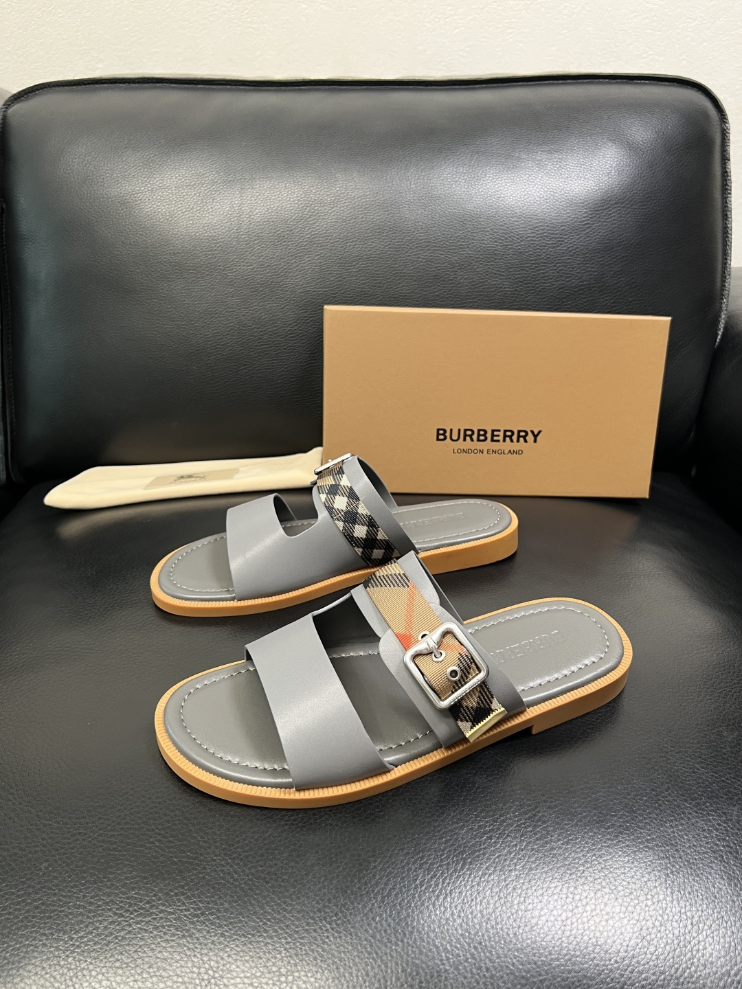 BURBERRY 顶级工艺品 巴宝莉 拖鞋专柜同步，原厂配置意大利进口牛皮面料，高品质复杂拼接工艺，进口