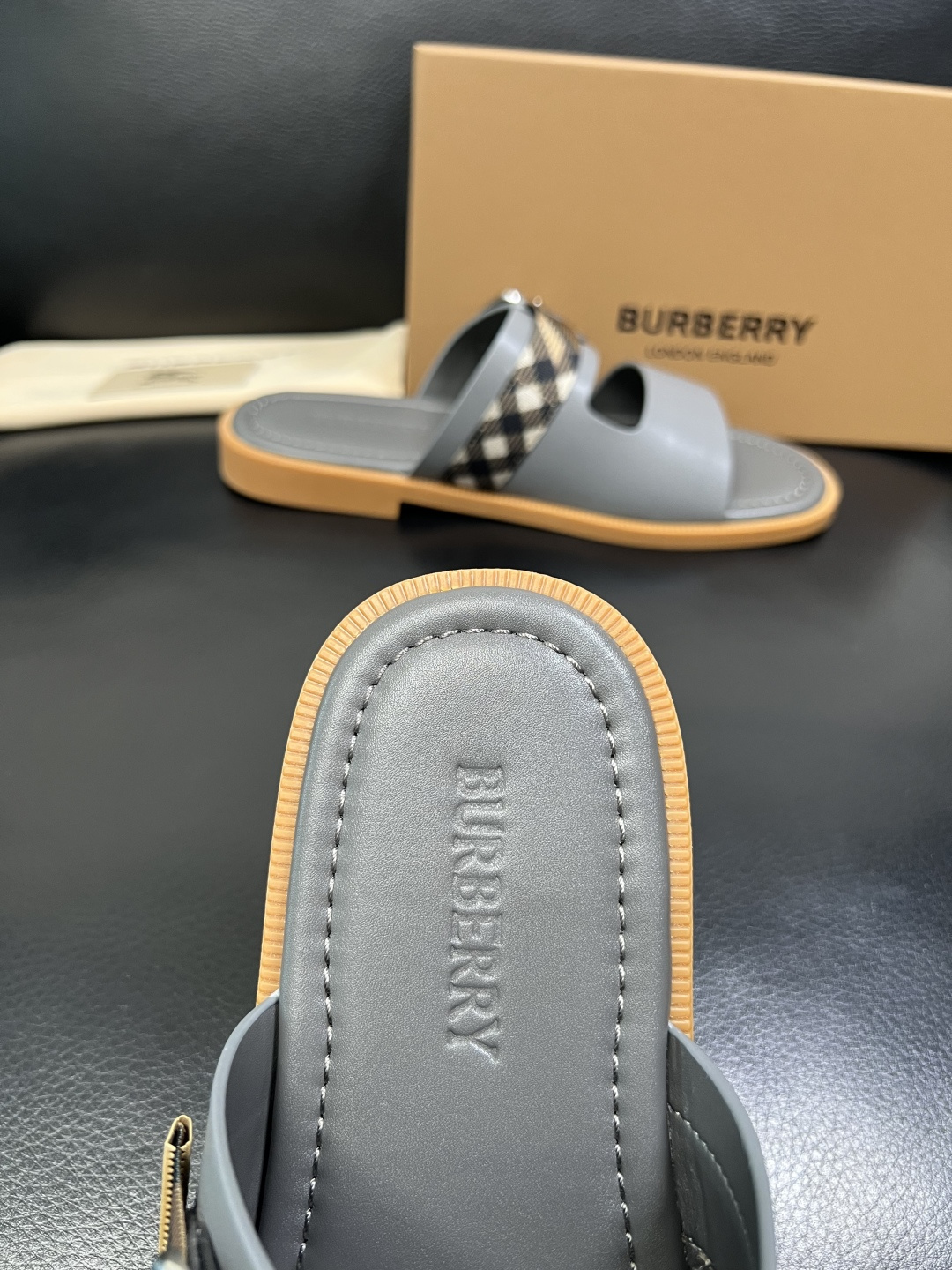 BURBERRY 顶级工艺品 巴宝莉 拖鞋专柜同步，原厂配置意大利进口牛皮面料，高品质复杂拼接工艺，进口