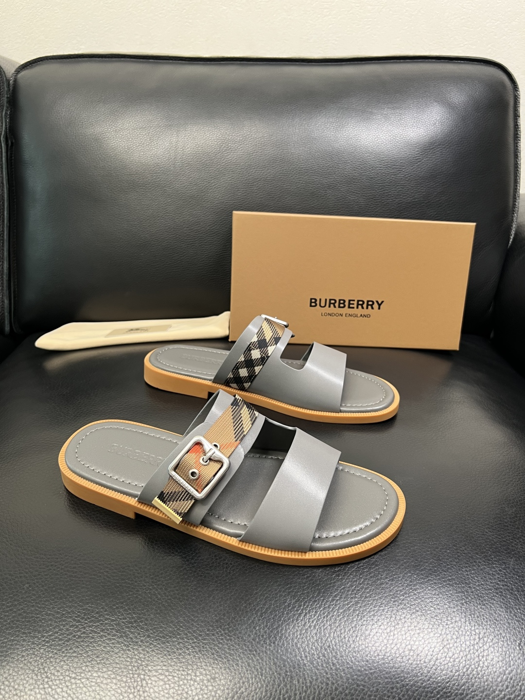 BURBERRY 顶级工艺品 巴宝莉 拖鞋专柜同步，原厂配置意大利进口牛皮面料，高品质复杂拼接工艺，进口