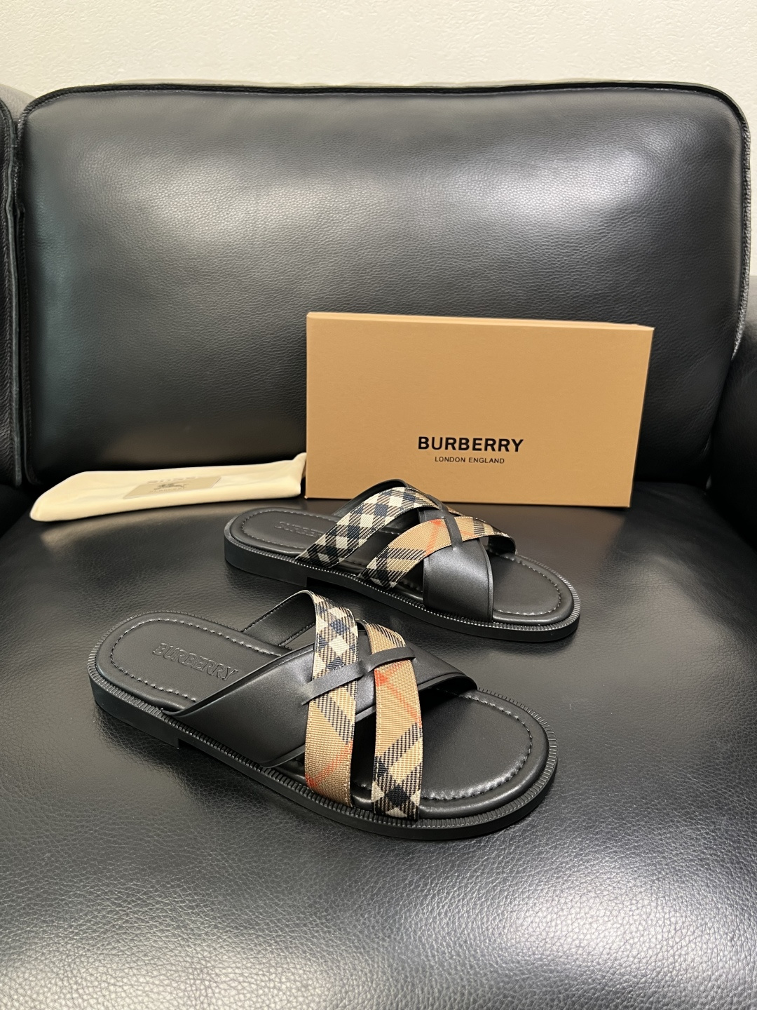 BURBERRY 顶级工艺品 巴宝莉 拖鞋专柜同步，原厂配置意大利进口牛皮面料，高品质复杂拼接工艺，进口