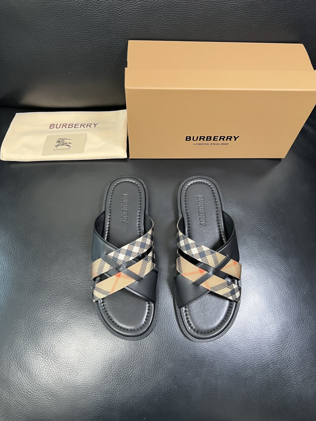 BURBERRY 顶级工艺品 巴宝莉 拖鞋专柜同步，原厂配置意大利进口牛皮面料，高品质复杂拼接工艺，进口