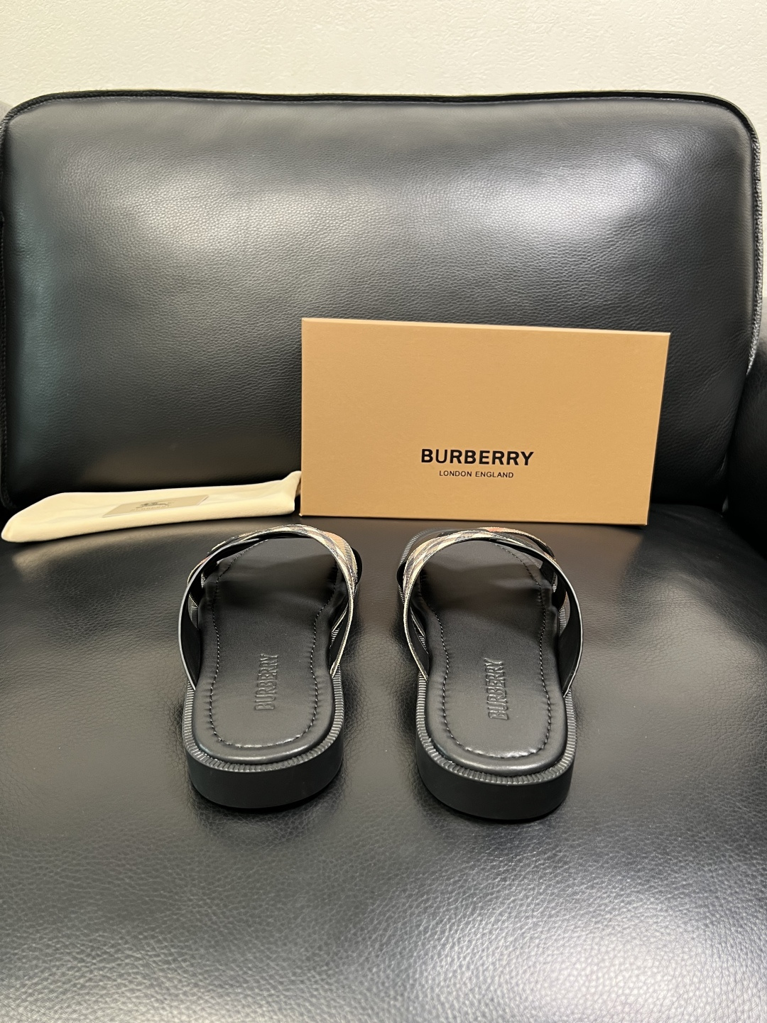 BURBERRY 顶级工艺品 巴宝莉 拖鞋专柜同步，原厂配置意大利进口牛皮面料，高品质复杂拼接工艺，进口