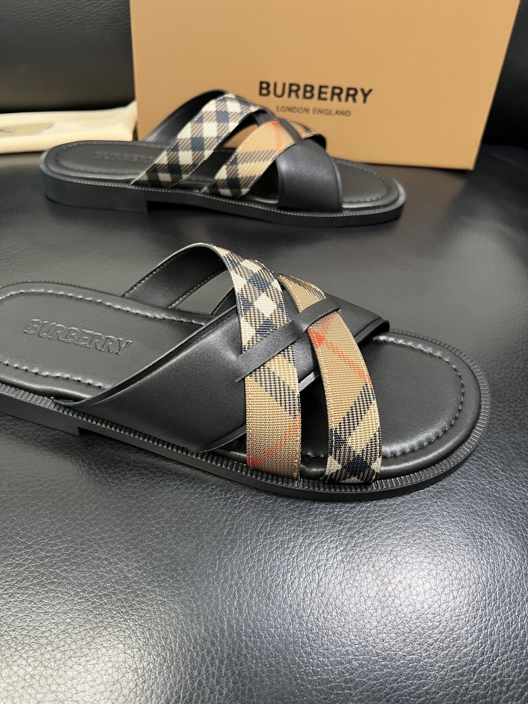 BURBERRY 顶级工艺品 巴宝莉 拖鞋专柜同步，原厂配置意大利进口牛皮面料，高品质复杂拼接工艺，进口