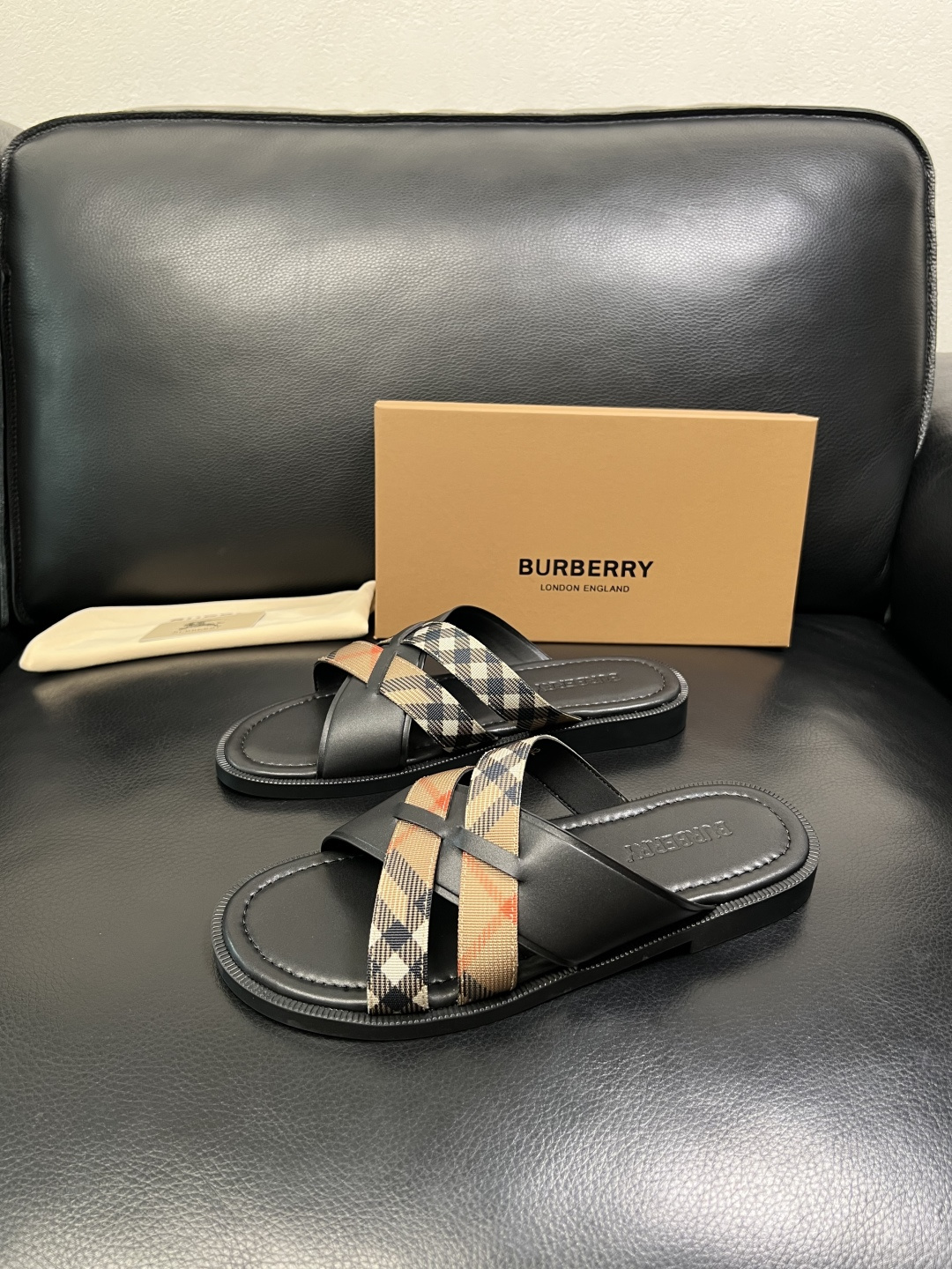 BURBERRY 顶级工艺品 巴宝莉 拖鞋专柜同步，原厂配置意大利进口牛皮面料，高品质复杂拼接工艺，进口