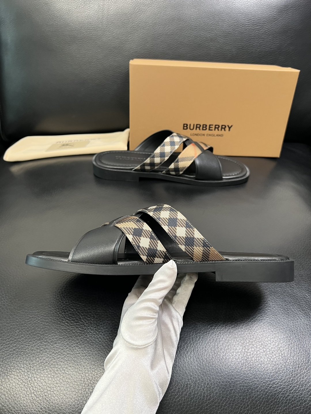 BURBERRY 顶级工艺品 巴宝莉 拖鞋专柜同步，原厂配置意大利进口牛皮面料，高品质复杂拼接工艺，进口