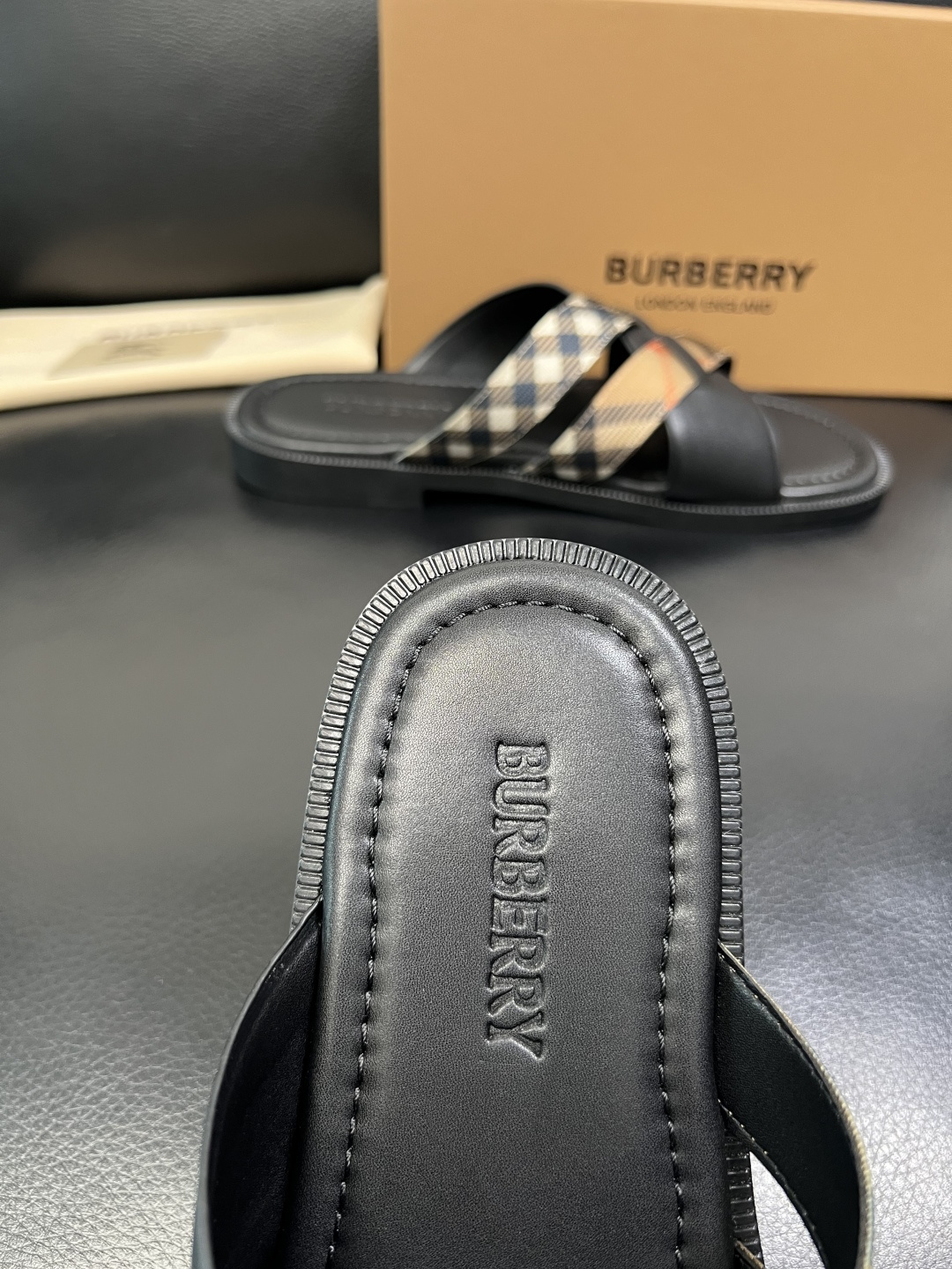 BURBERRY 顶级工艺品 巴宝莉 拖鞋专柜同步，原厂配置意大利进口牛皮面料，高品质复杂拼接工艺，进口