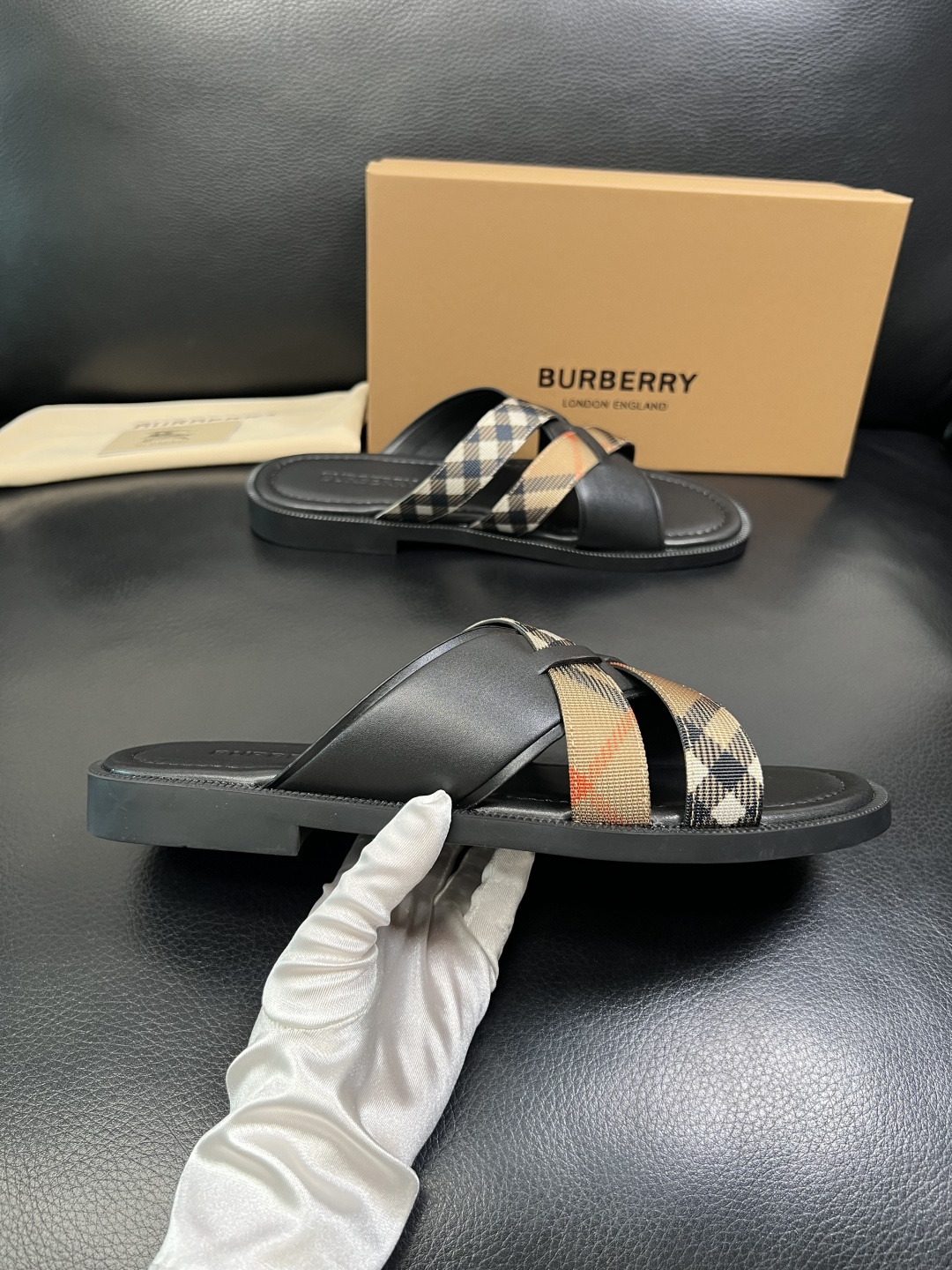 BURBERRY 顶级工艺品 巴宝莉 拖鞋专柜同步，原厂配置意大利进口牛皮面料，高品质复杂拼接工艺，进口