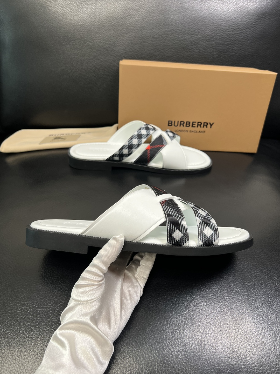 BURBERRY 顶级工艺品 巴宝莉 拖鞋专柜同步，原厂配置意大利进口牛皮面料，高品质复杂拼接工艺，进口