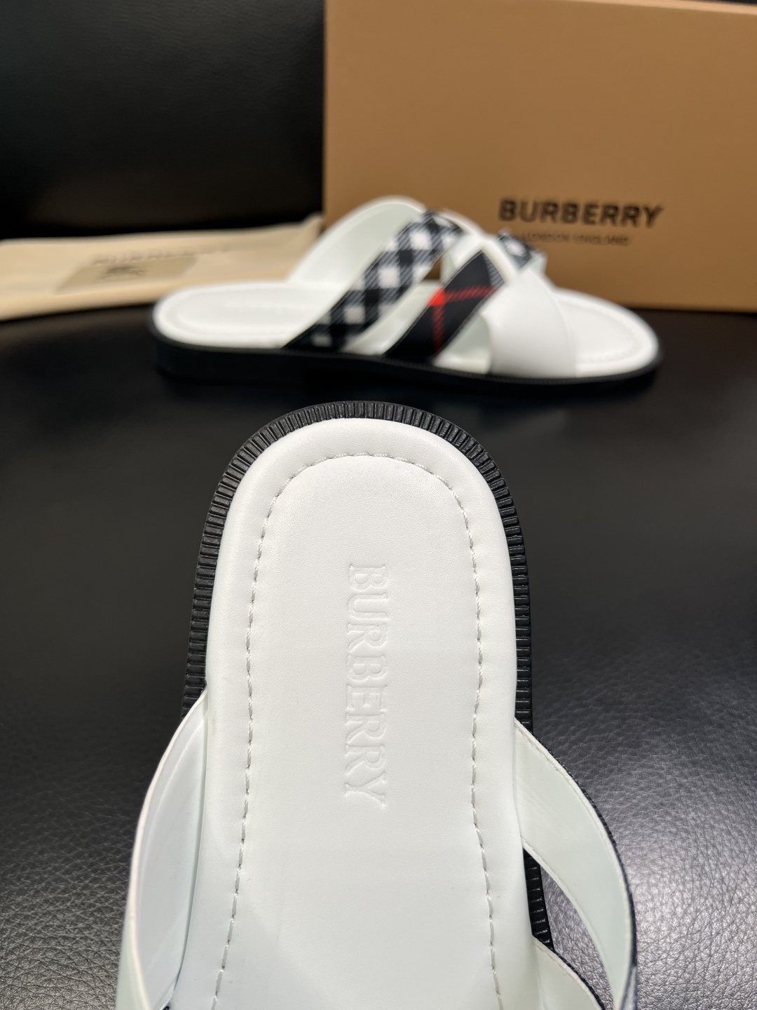 BURBERRY 顶级工艺品 巴宝莉 拖鞋专柜同步，原厂配置意大利进口牛皮面料，高品质复杂拼接工艺，进口