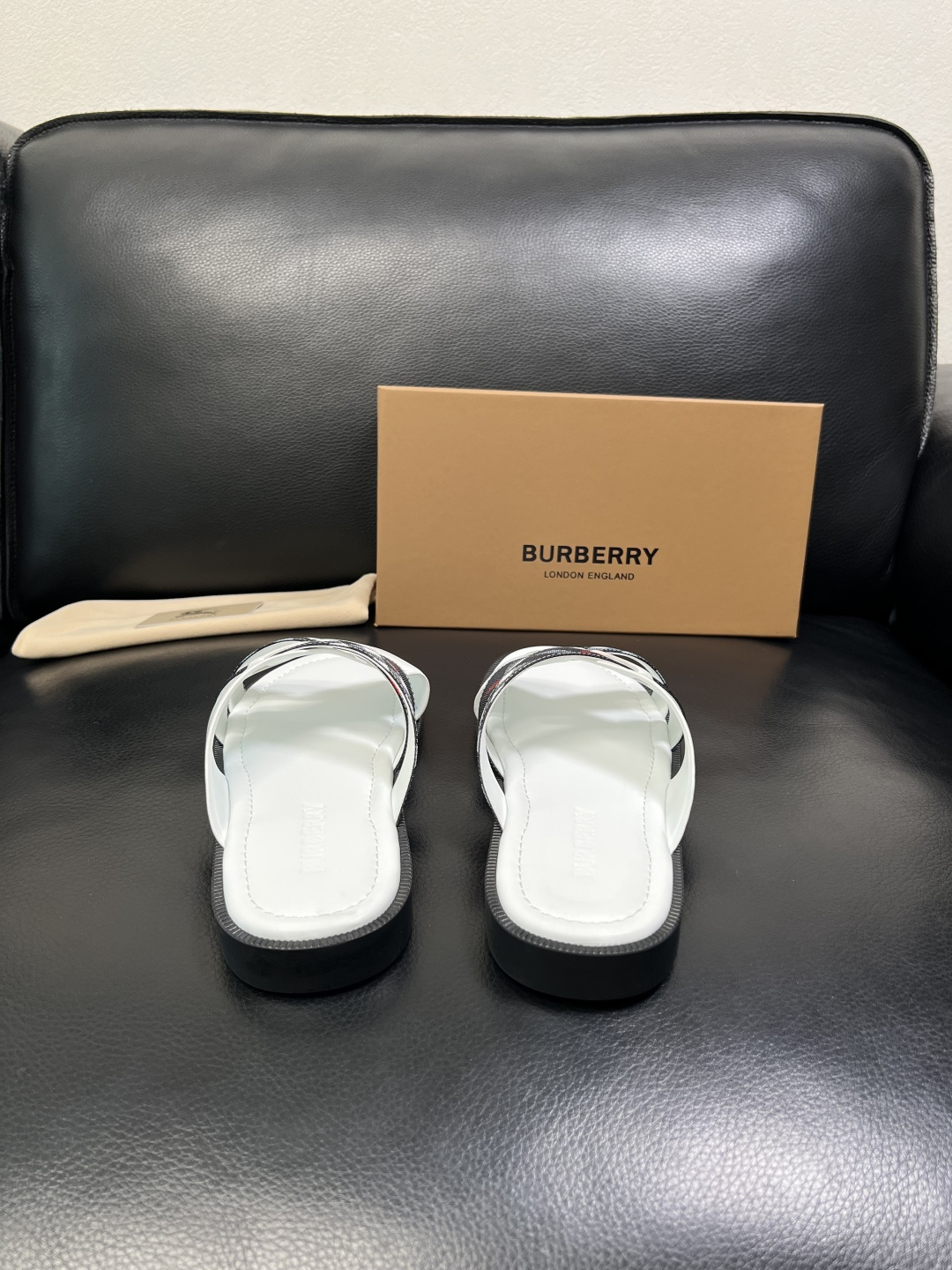 BURBERRY 顶级工艺品 巴宝莉 拖鞋专柜同步，原厂配置意大利进口牛皮面料，高品质复杂拼接工艺，进口