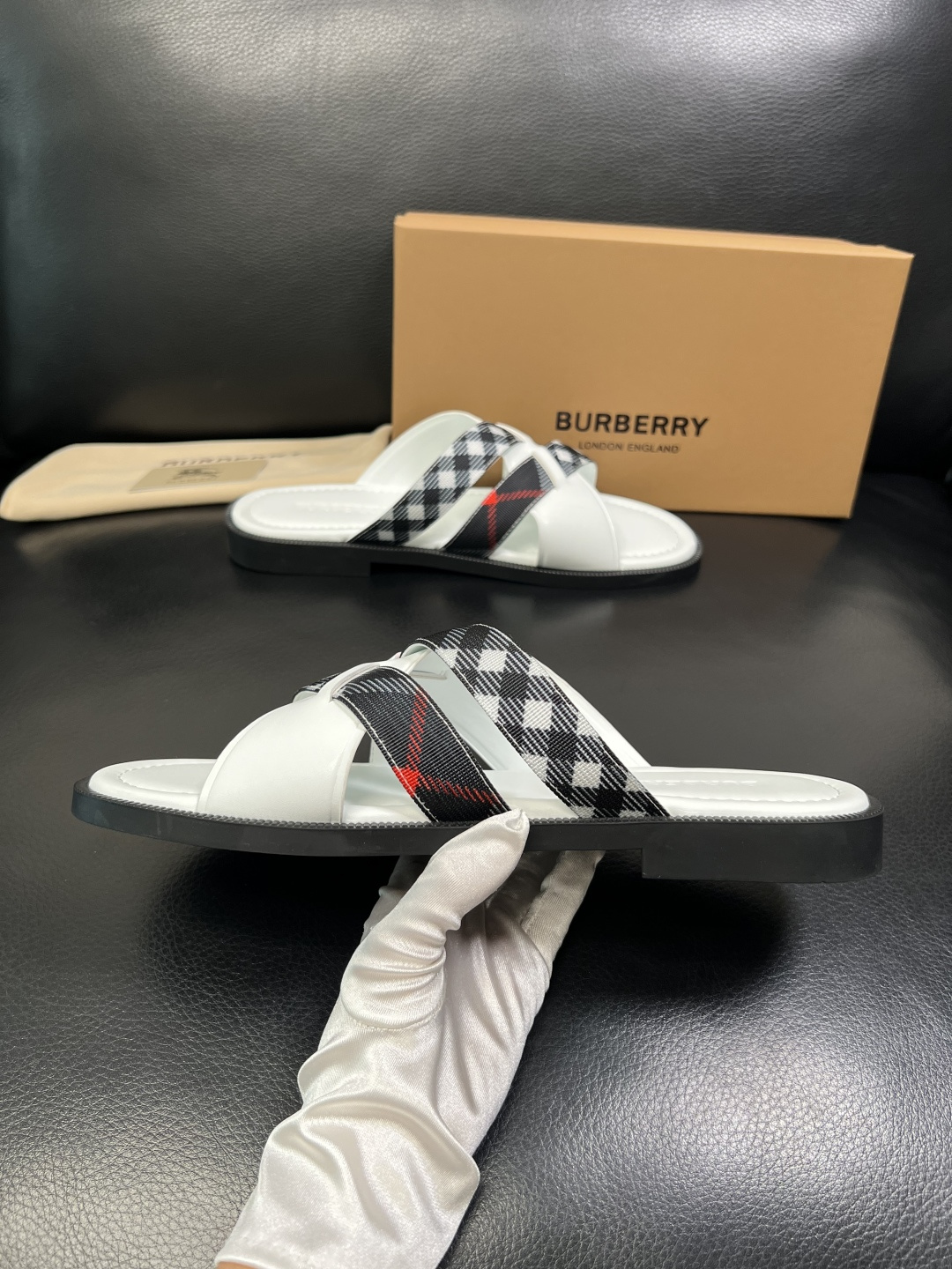 BURBERRY 顶级工艺品 巴宝莉 拖鞋专柜同步，原厂配置意大利进口牛皮面料，高品质复杂拼接工艺，进口