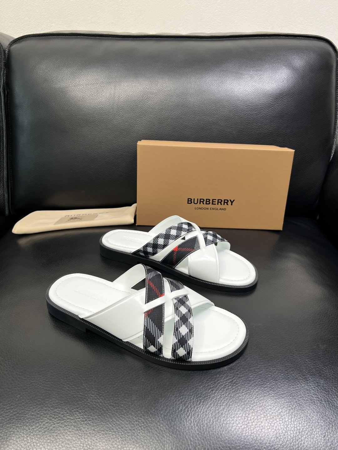 BURBERRY 顶级工艺品 巴宝莉 拖鞋专柜同步，原厂配置意大利进口牛皮面料，高品质复杂拼接工艺，进口