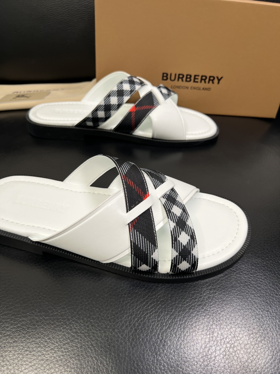 BURBERRY 顶级工艺品 巴宝莉 拖鞋专柜同步，原厂配置意大利进口牛皮面料，高品质复杂拼接工艺，进口