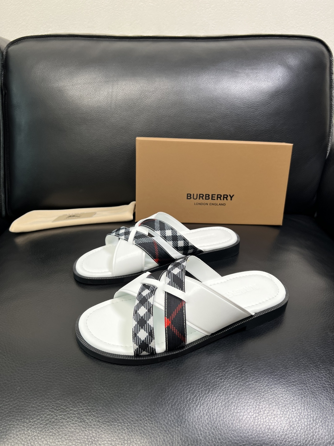 BURBERRY 顶级工艺品 巴宝莉 拖鞋专柜同步，原厂配置意大利进口牛皮面料，高品质复杂拼接工艺，进口