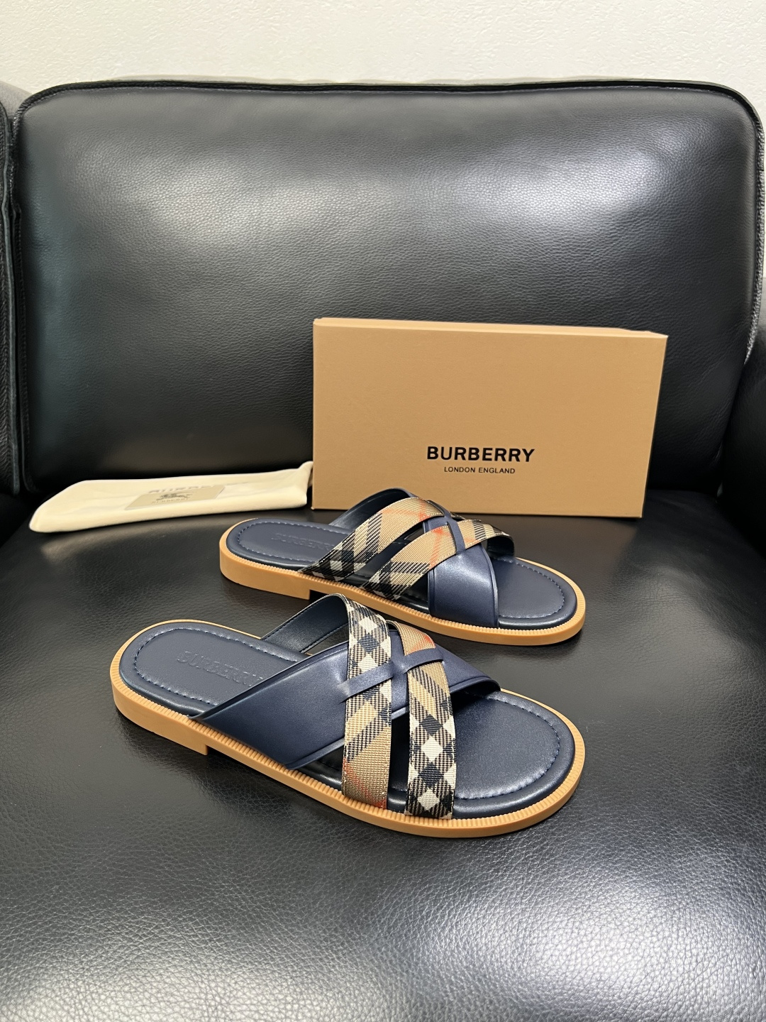 BURBERRY 顶级工艺品 巴宝莉 拖鞋专柜同步，原厂配置意大利进口牛皮面料，高品质复杂拼接工艺，进口