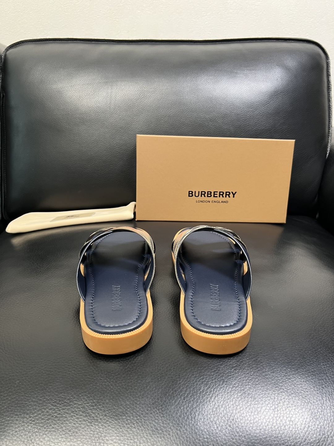 BURBERRY 顶级工艺品 巴宝莉 拖鞋专柜同步，原厂配置意大利进口牛皮面料，高品质复杂拼接工艺，进口