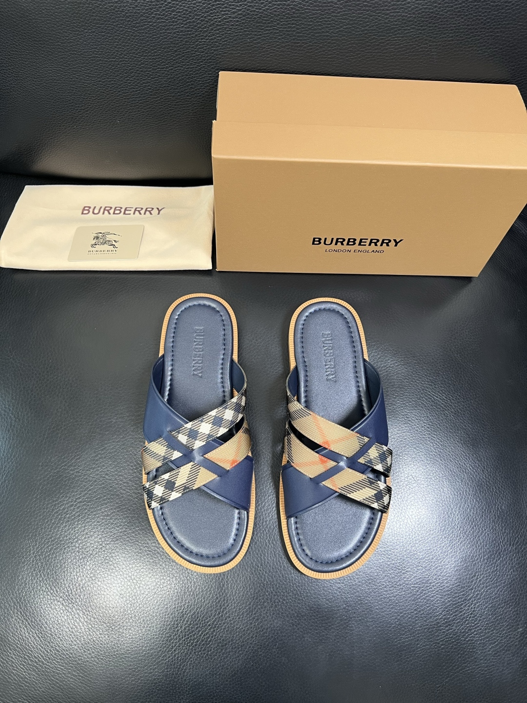 BURBERRY 顶级工艺品 巴宝莉 拖鞋专柜同步，原厂配置意大利进口牛皮面料，高品质复杂拼接工艺，进口