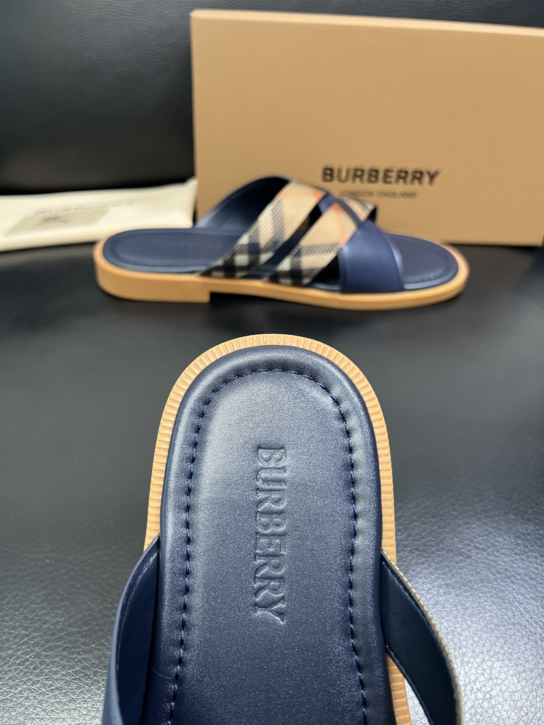 BURBERRY 顶级工艺品 巴宝莉 拖鞋专柜同步，原厂配置意大利进口牛皮面料，高品质复杂拼接工艺，进口