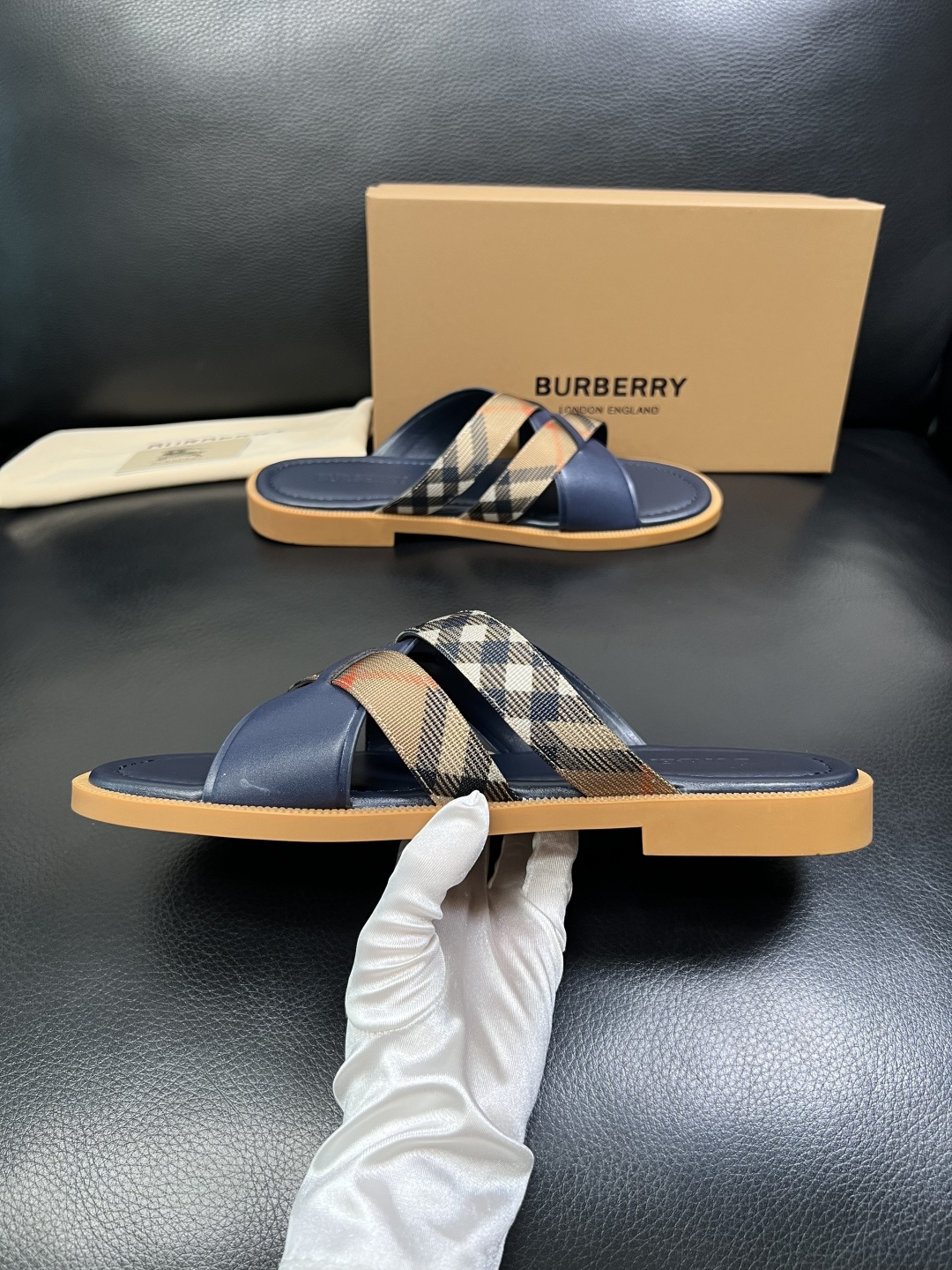 BURBERRY 顶级工艺品 巴宝莉 拖鞋专柜同步，原厂配置意大利进口牛皮面料，高品质复杂拼接工艺，进口