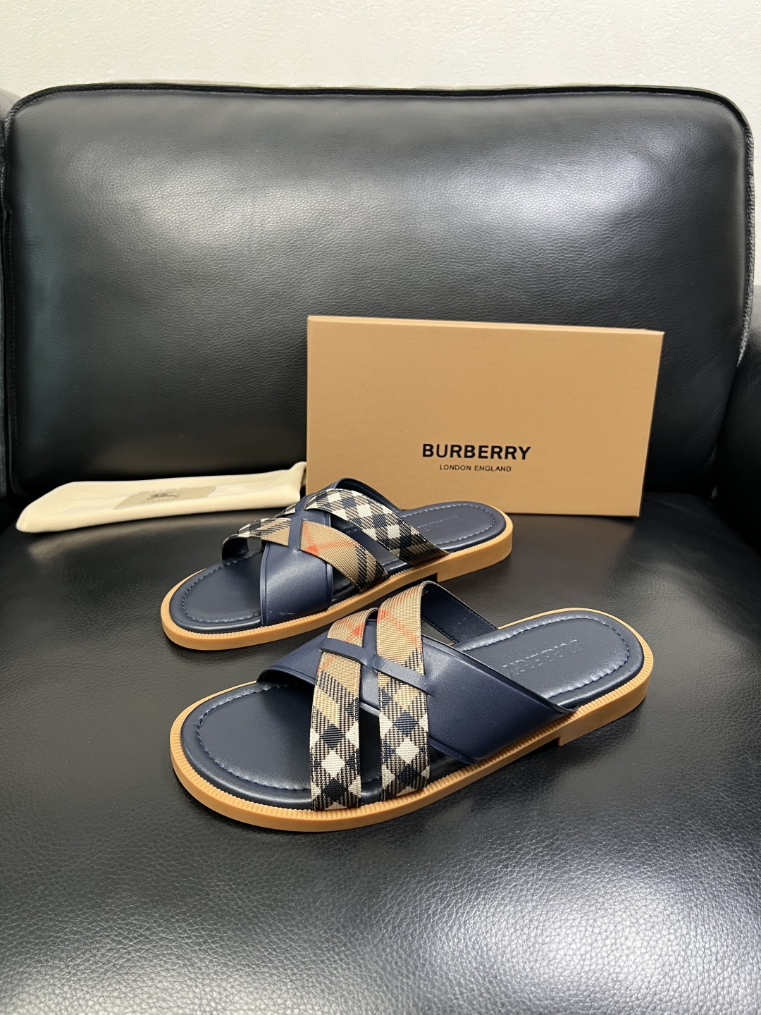 BURBERRY 顶级工艺品 巴宝莉 拖鞋专柜同步，原厂配置意大利进口牛皮面料，高品质复杂拼接工艺，进口