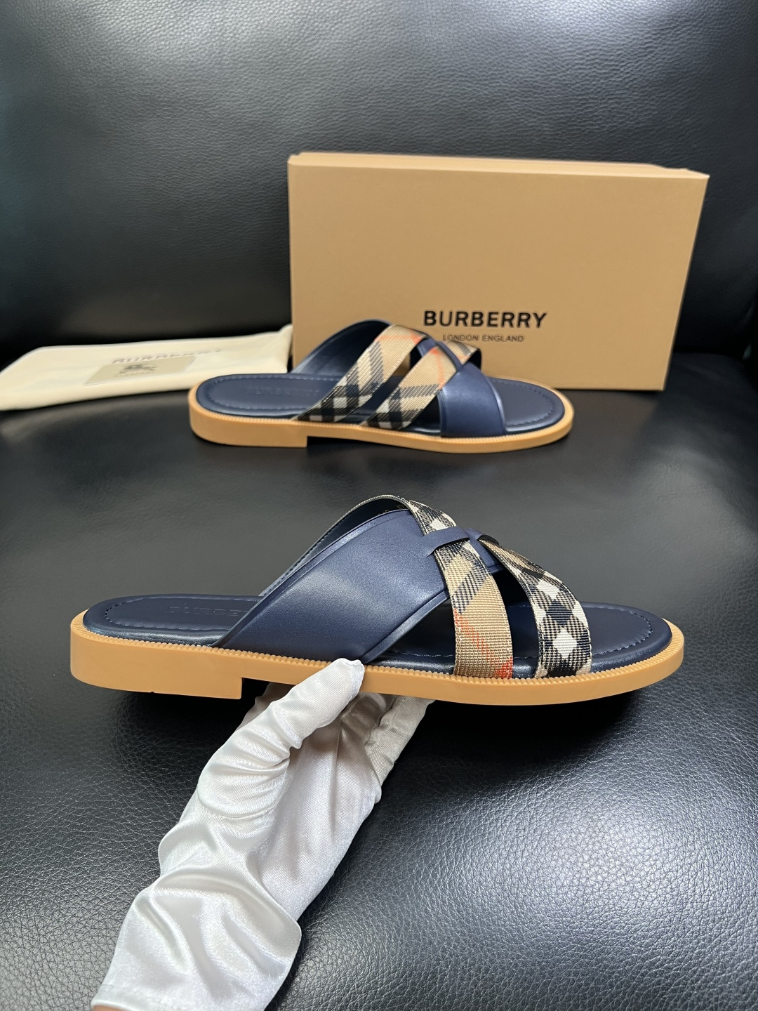 BURBERRY 顶级工艺品 巴宝莉 拖鞋专柜同步，原厂配置意大利进口牛皮面料，高品质复杂拼接工艺，进口
