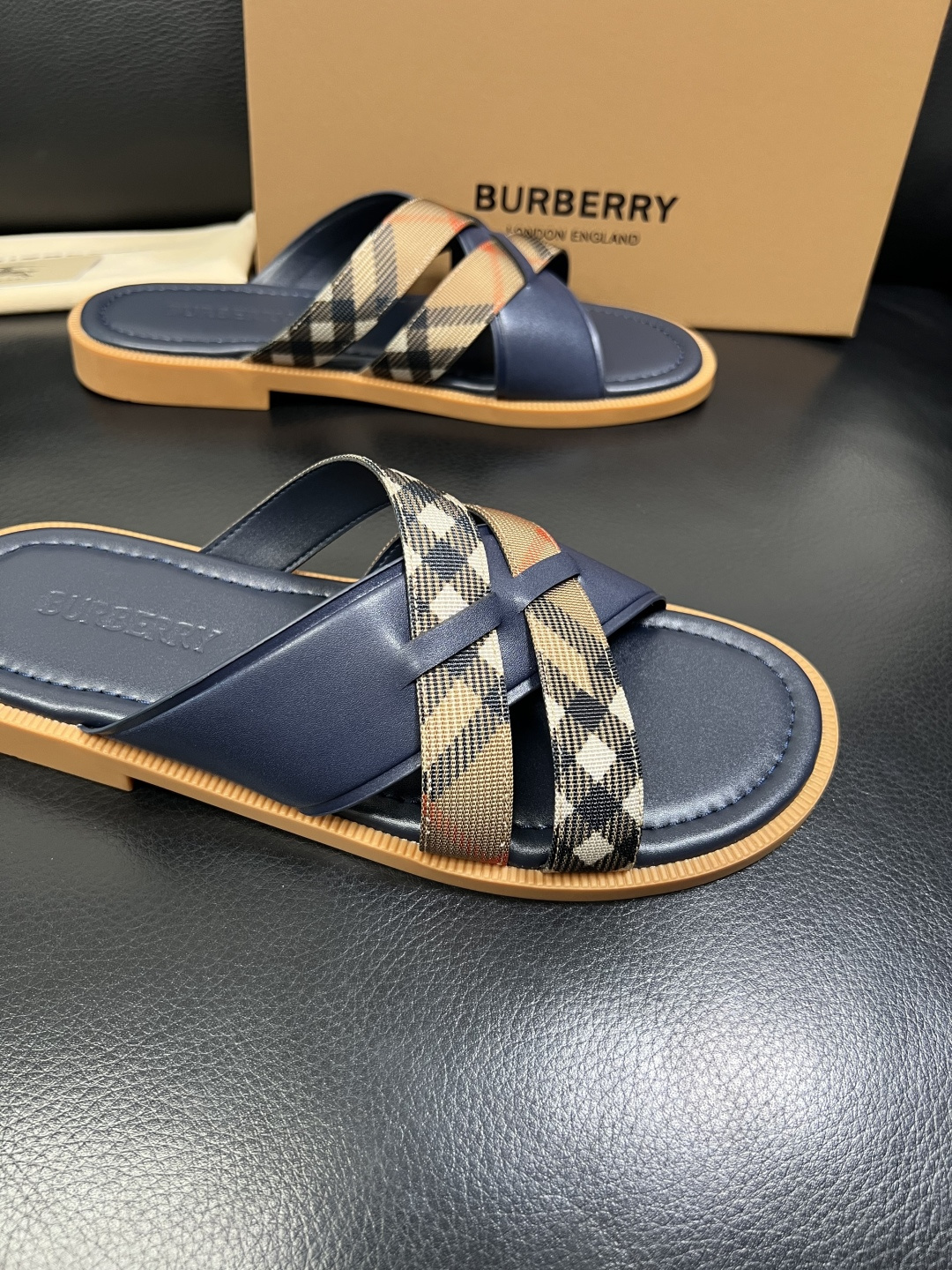BURBERRY 顶级工艺品 巴宝莉 拖鞋专柜同步，原厂配置意大利进口牛皮面料，高品质复杂拼接工艺，进口