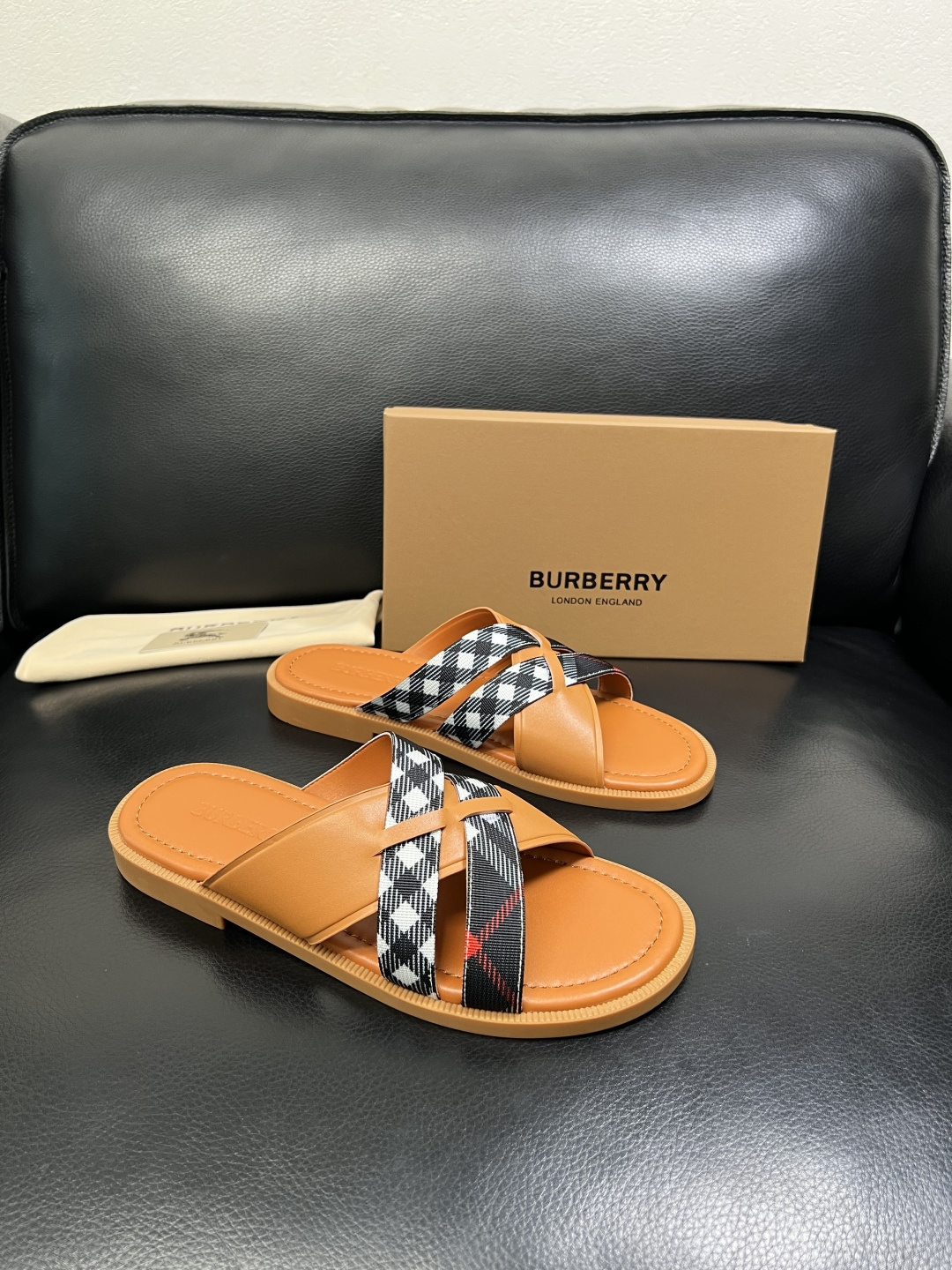 BURBERRY 顶级工艺品 巴宝莉 拖鞋专柜同步，原厂配置意大利进口牛皮面料，高品质复杂拼接工艺，进口