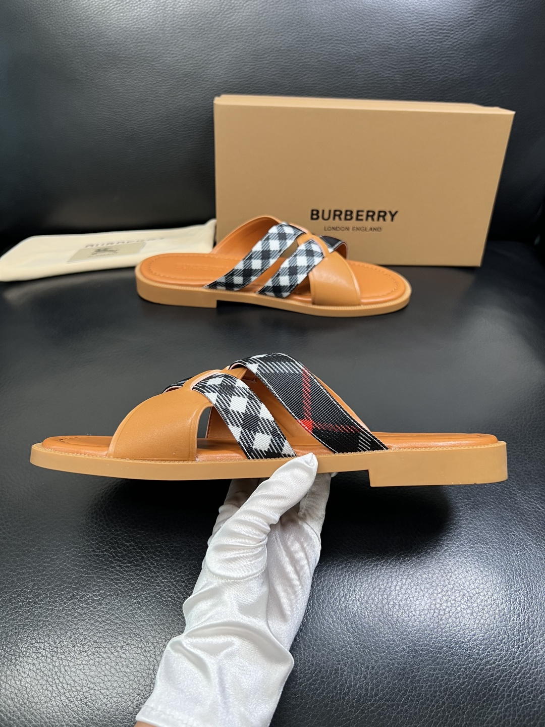 BURBERRY 顶级工艺品 巴宝莉 拖鞋专柜同步，原厂配置意大利进口牛皮面料，高品质复杂拼接工艺，进口