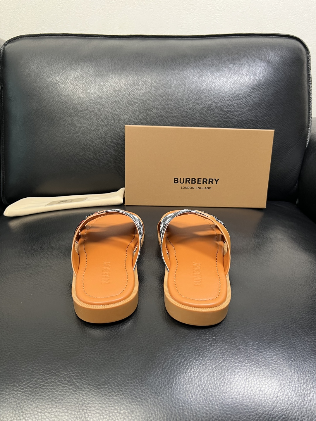 BURBERRY 顶级工艺品 巴宝莉 拖鞋专柜同步，原厂配置意大利进口牛皮面料，高品质复杂拼接工艺，进口
