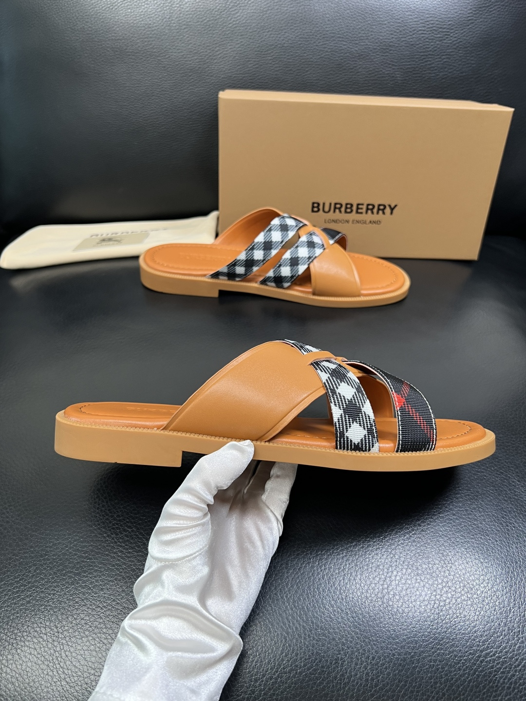 BURBERRY 顶级工艺品 巴宝莉 拖鞋专柜同步，原厂配置意大利进口牛皮面料，高品质复杂拼接工艺，进口