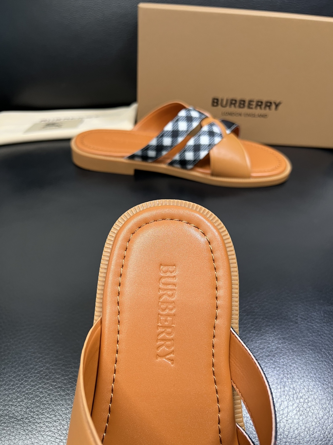 BURBERRY 顶级工艺品 巴宝莉 拖鞋专柜同步，原厂配置意大利进口牛皮面料，高品质复杂拼接工艺，进口