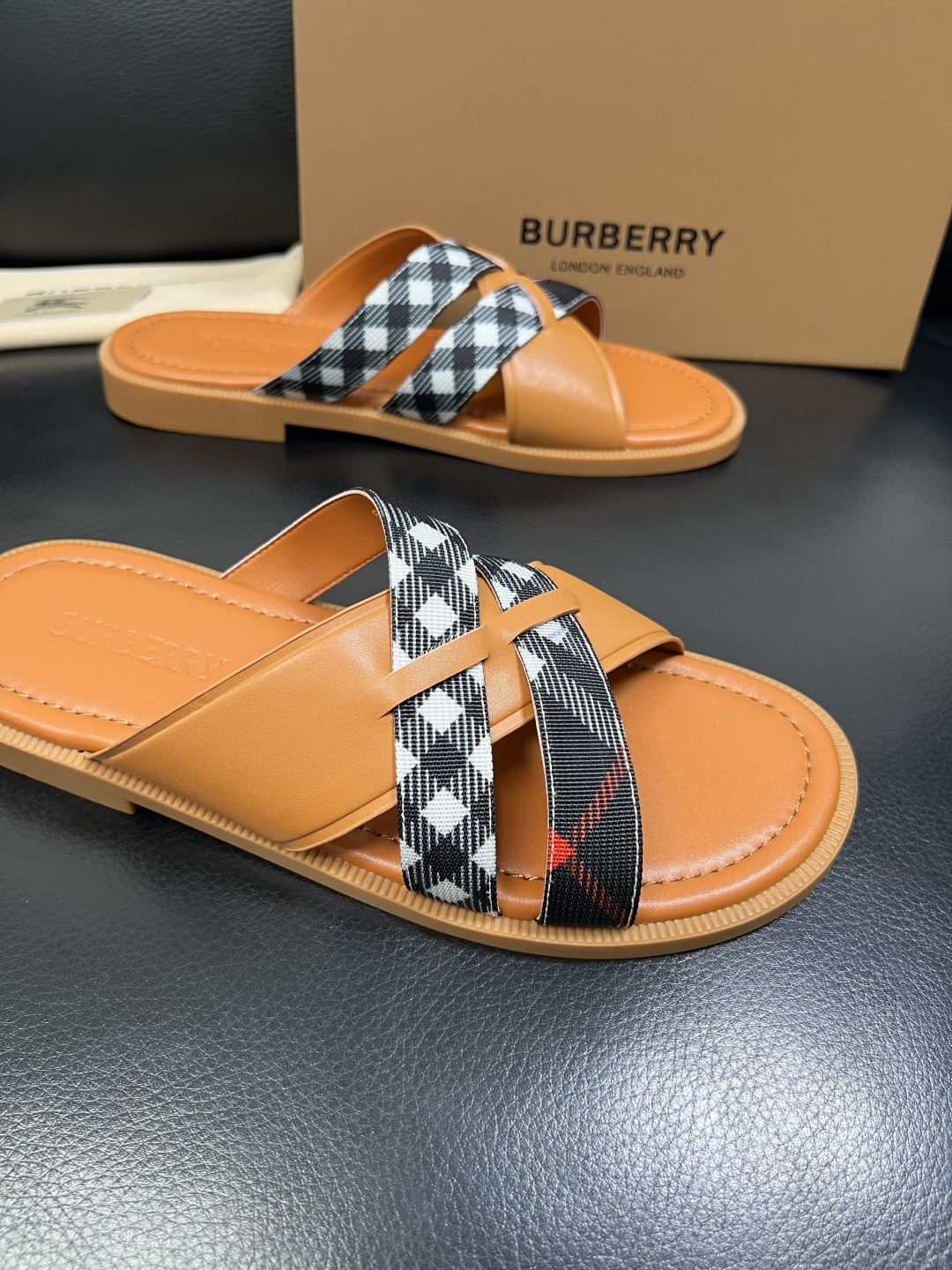 BURBERRY 顶级工艺品 巴宝莉 拖鞋专柜同步，原厂配置意大利进口牛皮面料，高品质复杂拼接工艺，进口
