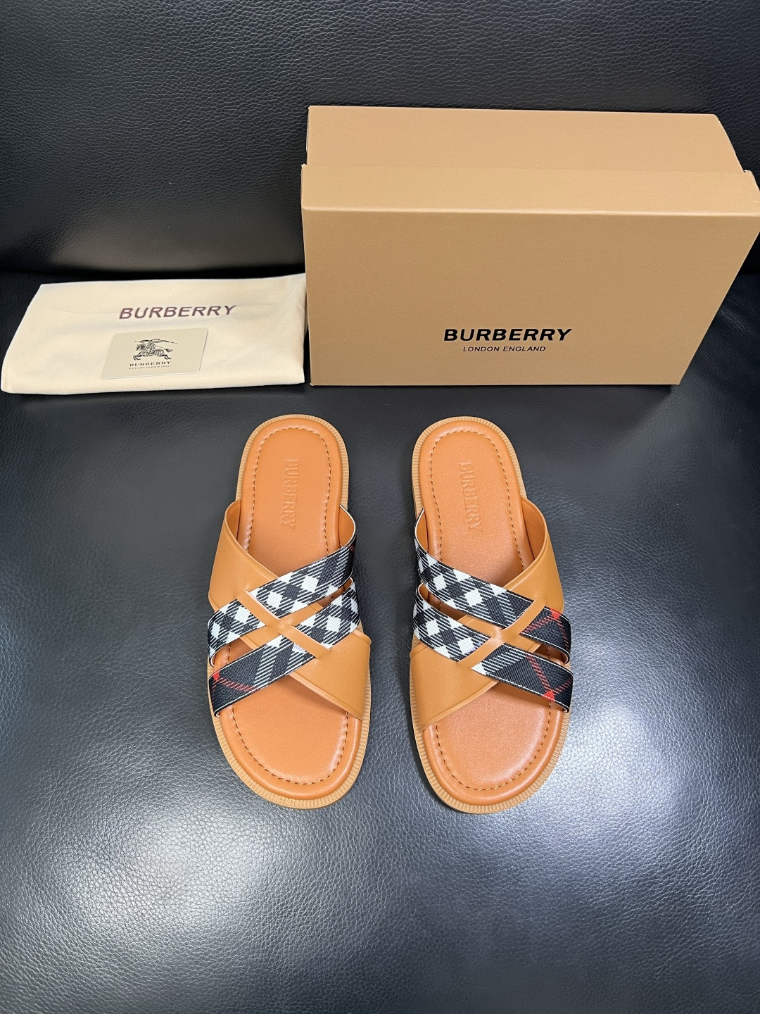BURBERRY 顶级工艺品 巴宝莉 拖鞋专柜同步，原厂配置意大利进口牛皮面料，高品质复杂拼接工艺，进口