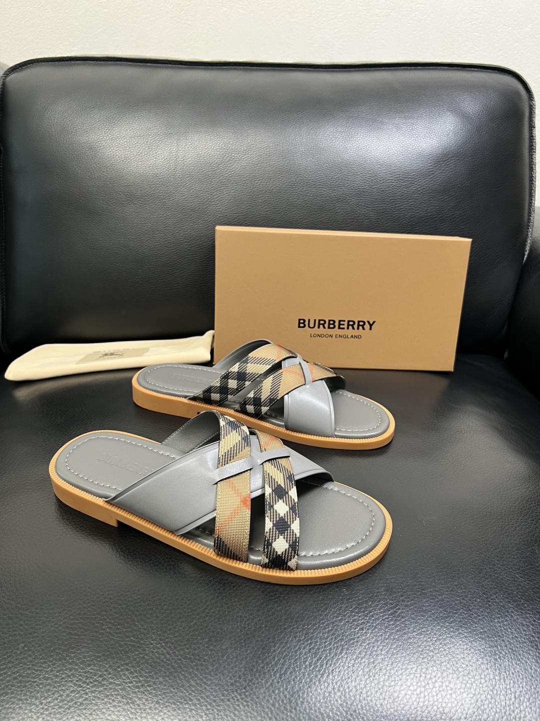 BURBERRY 顶级工艺品 巴宝莉 拖鞋专柜同步，原厂配置意大利进口牛皮面料，高品质复杂拼接工艺，进口