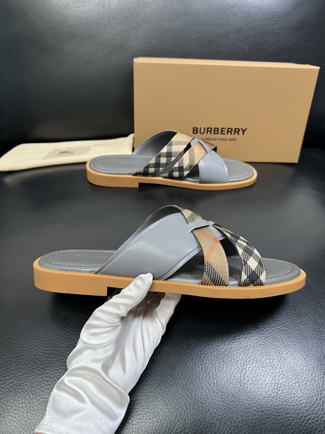 BURBERRY 顶级工艺品 巴宝莉 拖鞋专柜同步，原厂配置意大利进口牛皮面料，高品质复杂拼接工艺，进口