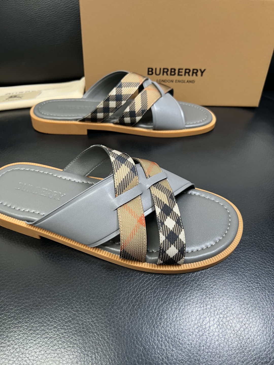 BURBERRY 顶级工艺品 巴宝莉 拖鞋专柜同步，原厂配置意大利进口牛皮面料，高品质复杂拼接工艺，进口