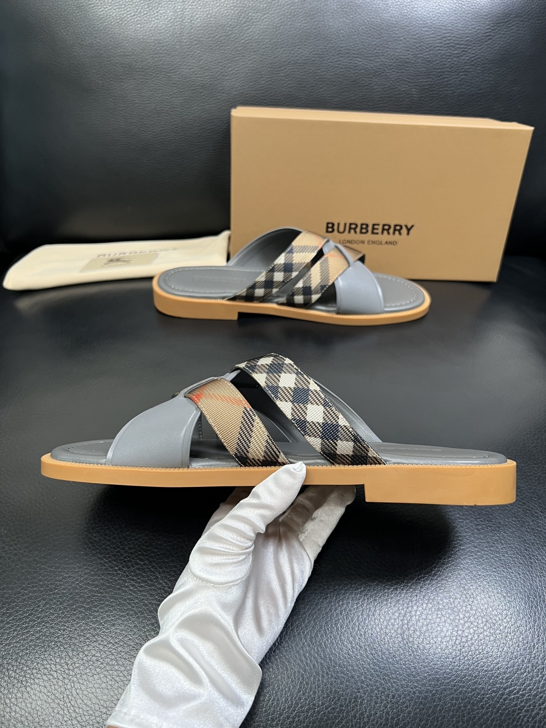 BURBERRY 顶级工艺品 巴宝莉 拖鞋专柜同步，原厂配置意大利进口牛皮面料，高品质复杂拼接工艺，进口