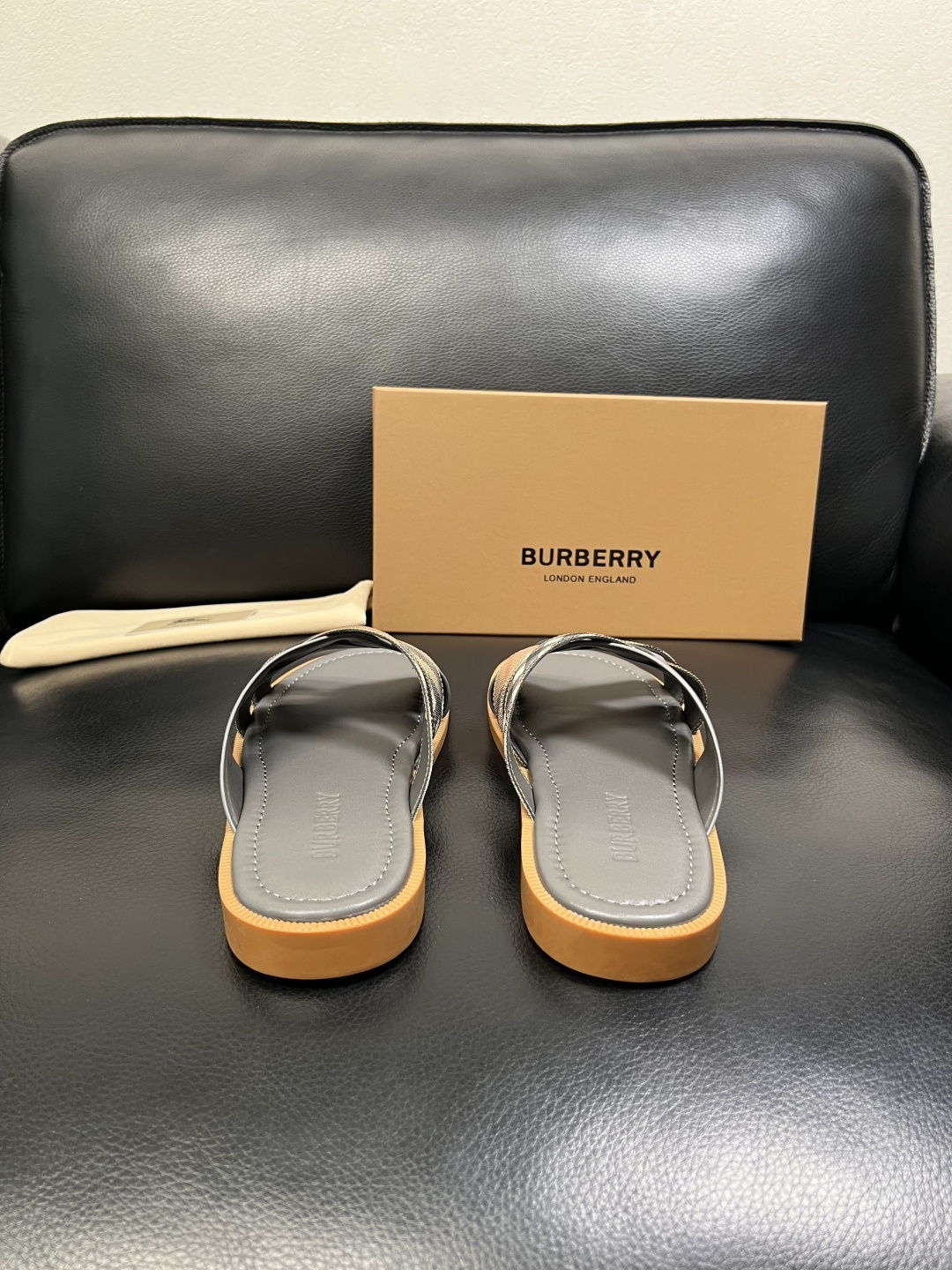 BURBERRY 顶级工艺品 巴宝莉 拖鞋专柜同步，原厂配置意大利进口牛皮面料，高品质复杂拼接工艺，进口