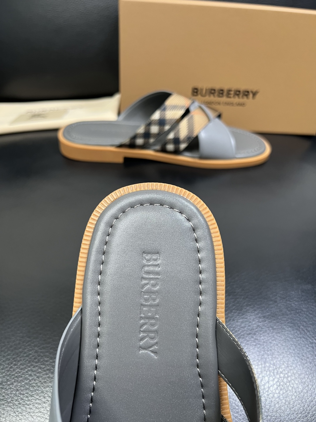BURBERRY 顶级工艺品 巴宝莉 拖鞋专柜同步，原厂配置意大利进口牛皮面料，高品质复杂拼接工艺，进口