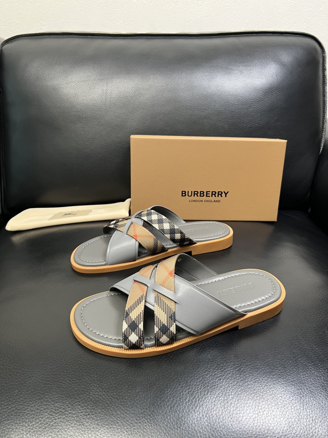 BURBERRY 顶级工艺品 巴宝莉 拖鞋专柜同步，原厂配置意大利进口牛皮面料，高品质复杂拼接工艺，进口