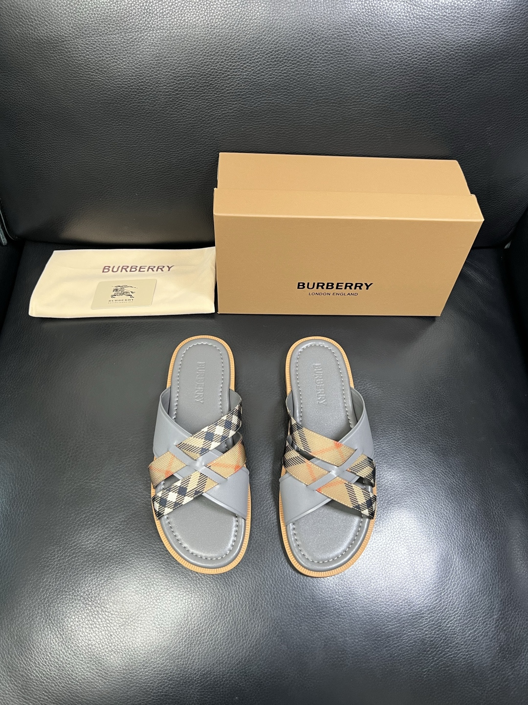 BURBERRY 顶级工艺品 巴宝莉 拖鞋专柜同步，原厂配置意大利进口牛皮面料，高品质复杂拼接工艺，进口