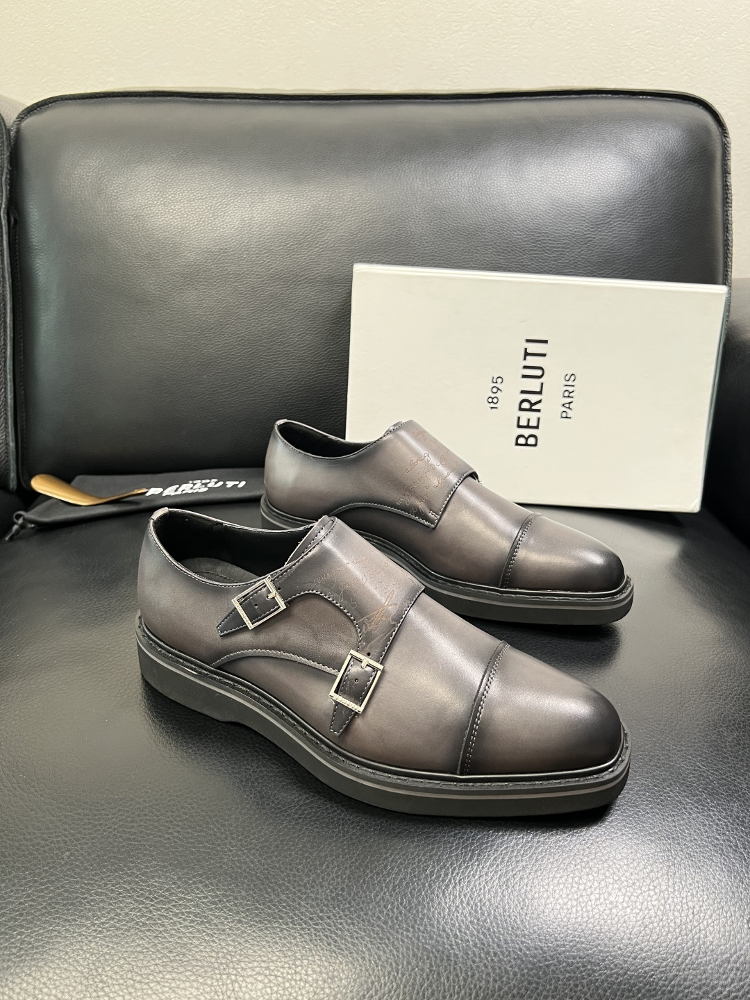 Berluti 顶级代购 布鲁提 专柜同步发售原厂配置，意大利进口牛皮面料，全进口水染牛皮里垫，鞋底：原