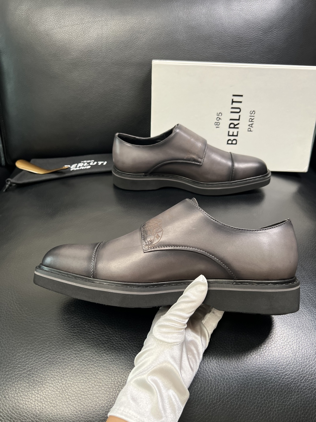 Berluti 顶级代购 布鲁提 专柜同步发售原厂配置，意大利进口牛皮面料，全进口水染牛皮里垫，鞋底：原