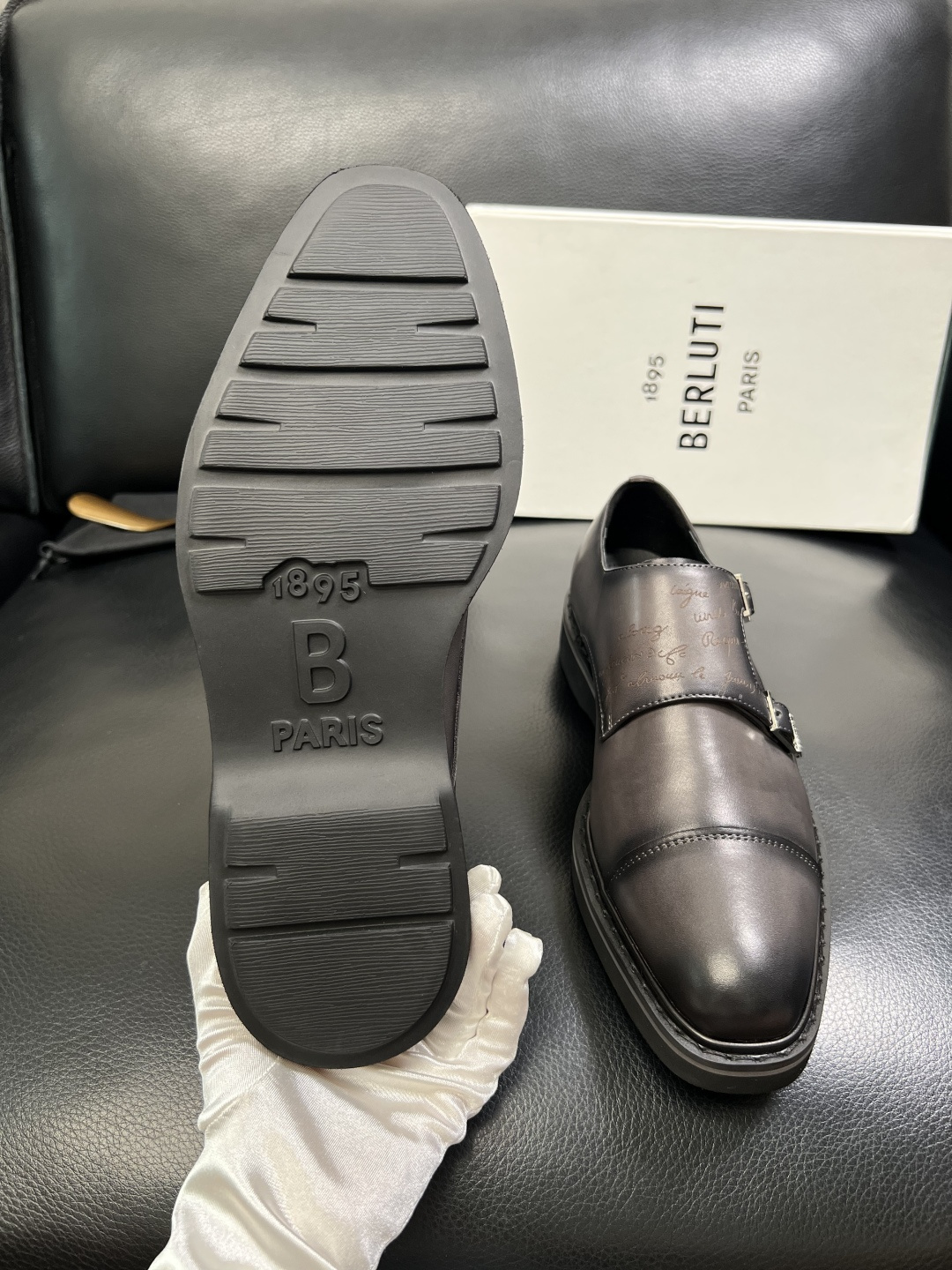Berluti 顶级代购 布鲁提 专柜同步发售原厂配置，意大利进口牛皮面料，全进口水染牛皮里垫，鞋底：原