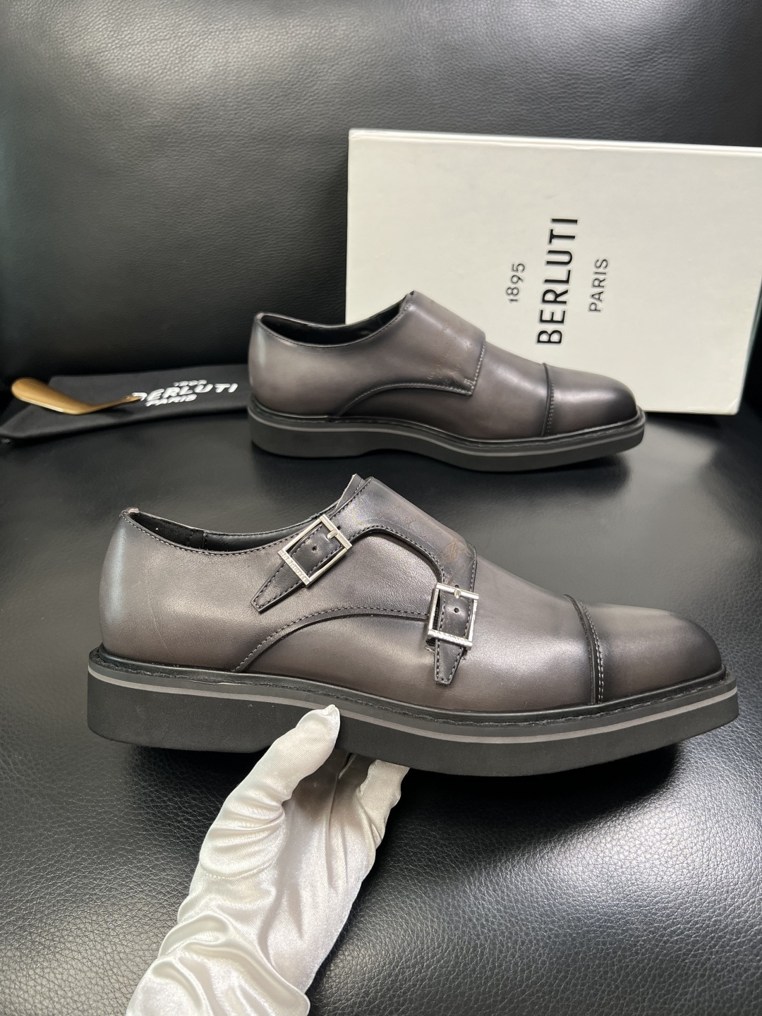 Berluti 顶级代购 布鲁提 专柜同步发售原厂配置，意大利进口牛皮面料，全进口水染牛皮里垫，鞋底：原