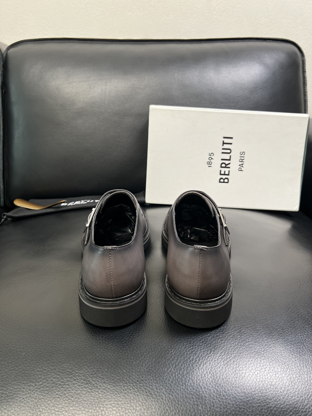 Berluti 顶级代购 布鲁提 专柜同步发售原厂配置，意大利进口牛皮面料，全进口水染牛皮里垫，鞋底：原