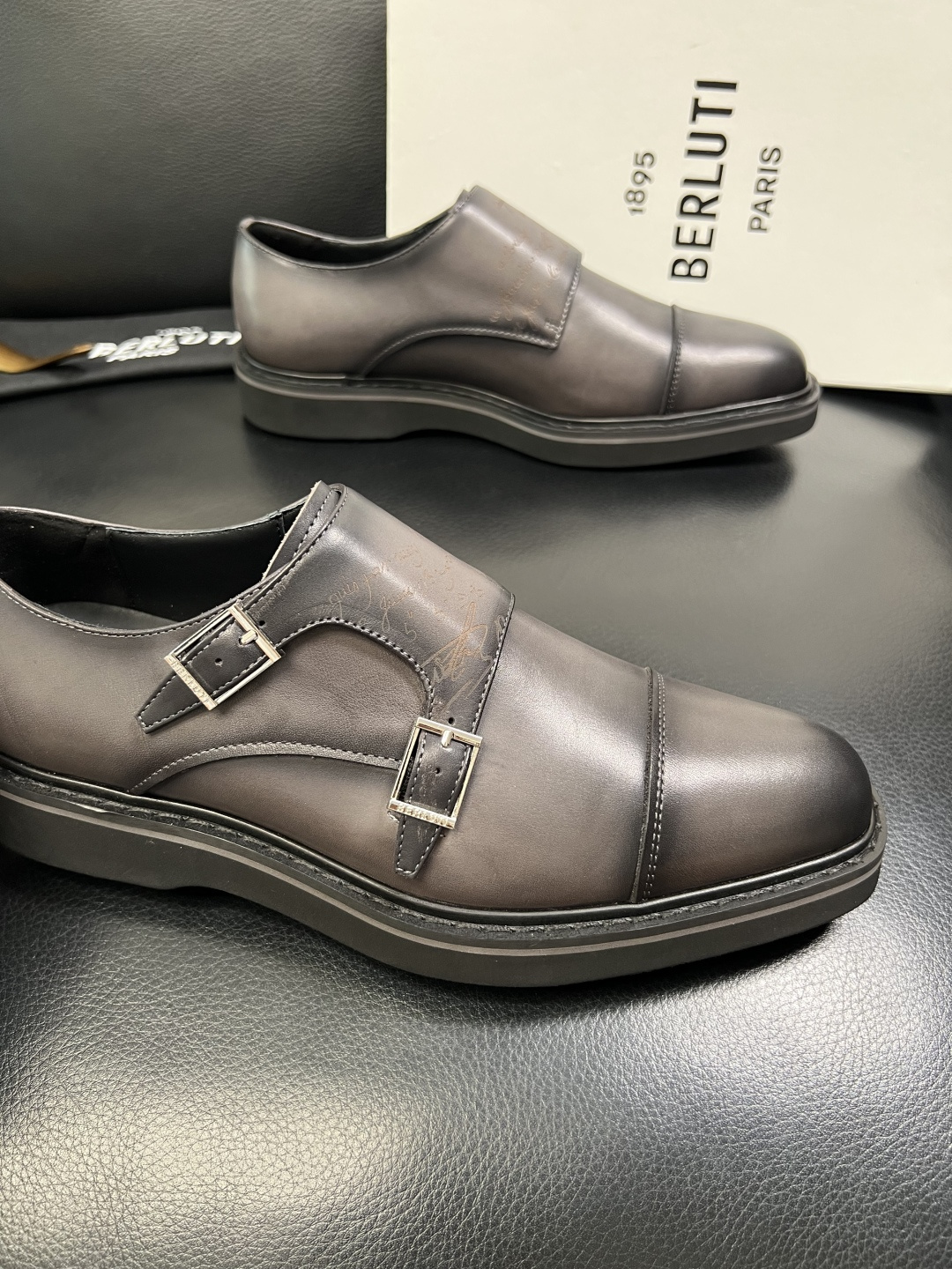 Berluti 顶级代购 布鲁提 专柜同步发售原厂配置，意大利进口牛皮面料，全进口水染牛皮里垫，鞋底：原