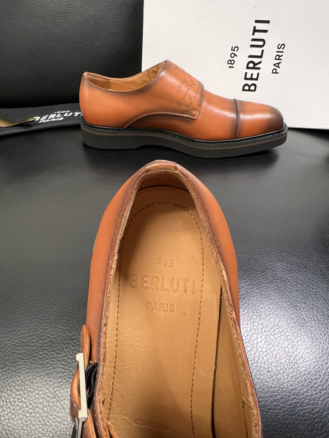 Berluti 顶级代购 布鲁提 专柜同步发售原厂配置，意大利进口牛皮面料，全进口水染牛皮里垫，鞋底：原