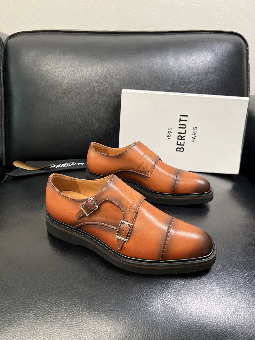 Berluti 顶级代购 布鲁提 专柜同步发售原厂配置，意大利进口牛皮面料，全进口水染牛皮里垫，鞋底：原